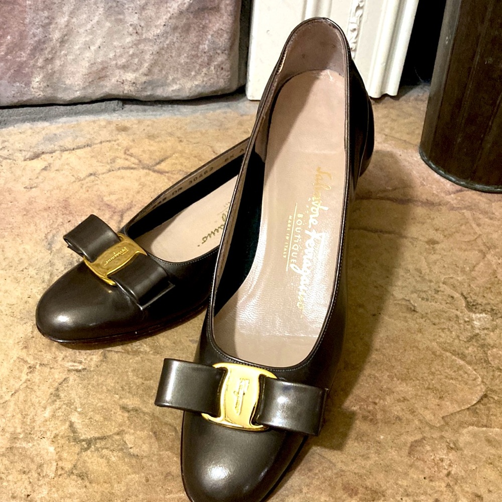 Womens Salvatore Ferragamo Size 6 1/2 AAAA Kitten Heel Vara Bow Pumps
